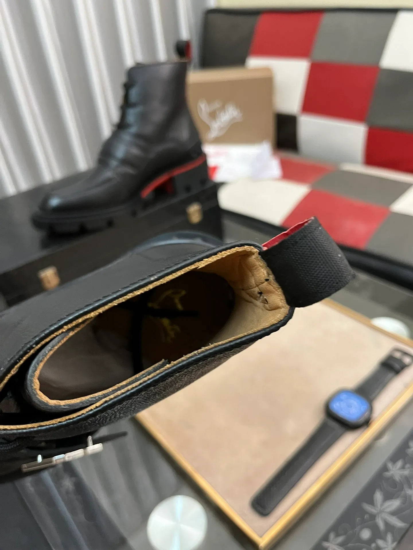 Men's shoes 💰880⌚️⌚️CL New formal leather shoes Christia* Loubouti* Red-soled shoes GREGGO men's Oxford shoes Made of imported cowhide/glossy patent leather/stitched contrasting high silk suede. Three-section toe design. Iconic red outsole, the ultimate personalized shoe. Original color cowhide lining. Original Italian leather outsole; fine workmanship brings you a luxurious experience. With its neat silhouette and straightforwardness, GREGGO men's Oxford shoes are Oxford shoes born for city roaming. The elegant lines and classic silhouette exude eternal charm. The black patent leather material is exquisite and eye-catching, adding a sense of luxury to the overall look. The slender toe design is full of elegance, and matched with closed shoelaces of the same color, the sophistication is invisible. The slim sole design provides the shoes with a light foot feel, elegant steps, and a refined and elegant look. Shows outstanding texture.  Standard leather shoe size: 38-44